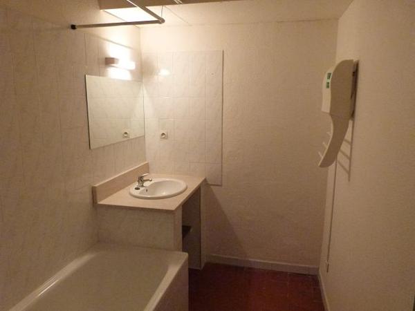 OUVEILLAN APPT T3 AU 1ER ETAGE