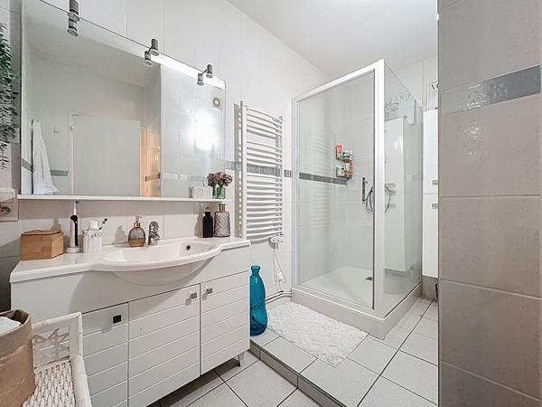 A VENDRE : Appartement T3 ANGERS - 2 chambres - Balcons - Parking - Cave