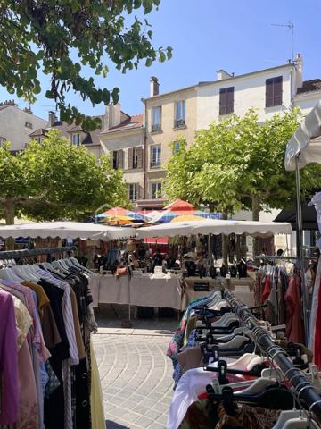 A 2 pas de La Seine et de l’îlot de fraîcheur que représente le Bois de Boulogne, venez profiter du Coeur de Ville de Suresnes. Vous y ferez tout à pied. Marché bi-hebdomadaire, Cinéma & Médiathèque, Ecoles, Commerces. Tout est à portée de main. Très pratique et seulement à 3 km du Quartier de la Défense ( 3 stations de Tramway). Ce quartier fait l’objet d’une attention particulière en terme de mobilité douce et de revitalisation.
Au sein d’une résidence de standing (Ascenseur, Gardien, Interphone, Digicode), vous avez l’opportunité de créer un vrai cocon familial dans ce grand 4 pièces de 90 m2. Situé en étage, vous apprécierez l’espace qu’offre la salle de séjour et la salle à manger ( 37m2). C’est sans compter sur le balcon de plus de 4 m2 qui prolonge la vue depuis le Salon. Il vous permettra d’agrémenter vos soirées (quelques plantes vertes, une table et des lumières pour l’ambiance . J’allais oublier : si vous aimez vraiment avoir de l’espace, la cuisine est attenante au séjour, séparée par une cloison! 
En ce qui concerne la partie nuit,  2 chambres, une salle de bain et une salle de douche, Wc indépendant, 
Au sous-sol, une cave et une place de parking accessible par ascenseur.