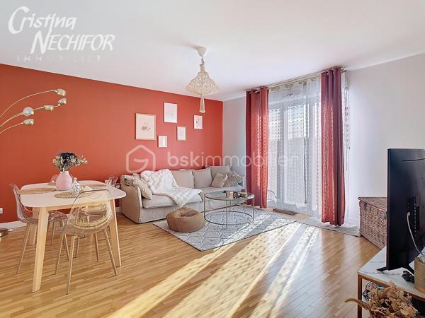 Situé dans le quartier recherché du Parc des Frênes à Montévrain, au sein d’une résidence récente (2008), calme, sécurisée et entourée d’espaces verts, découvrez ce bel appartement 3 pièces de 62 m², en excellent état, offrant luminosité, confort et sérénité.

Disposition et espaces :
• Entrée accueillante avec placard intégré,
• Séjour lumineux et convivial, profitant d’une exposition Sud et d’un accès à un balcon avec une vue dégagée ,
• Cuisine séparée avec la possibilité de l’ouvrir sur le séjour, aménagée et entièrement équipée (plaques, hotte, four, rangements), dans des tons modernes et élégants,
• Dégagement avec rangement, desservant la partie nuit,
• Deux chambres confortables, chacune dotée de placards intégrés,
• Salle de bains spacieuse et fonctionnelle,
• WC séparés.

Prestations et confort :
• Grande balcon, idéal pour vos repas en extérieur ou vos moments de détente,
• Exposition Sud, assurant une luminosité naturelle tout au long de la journée,
• Résidence récente et bien entretenue, avec digicode, interphone et gardien,
• Espaces verts paysagers, aire de jeux et local vélos/poussettes à disposition.

Annexes :
• Deux places de parking en sous-sol sécurisé,
• Une grande cave privative pour un rangement optimal.

Emplacement et transports :
• À proximité immédiate des commerces, écoles et services du centre de Montévrain,
• Bus à quelques pas, rejoignant la gare RER A de Val d’Europe en environ 10 minutes,
• En RER A : Paris Gare de Lyon en 35 min, La Défense en 50 min,
• Accès rapide à l’autoroute A4,
• Proche des centres commerciaux Val d’Europe, Clos du Chêne, La Vallée Village, ainsi que du Parc Disneyland Paris.


Cet appartement séduit par son cadre de vie verdoyant, son dégagement fonctionnel avec rangement, son balcon avec sa vue dégagée et ses prestations de qualité.
Un bien idéal pour un couple, une jeune famille ou un investisseur recherchant un lieu de vie paisible et pratique aux portes de Paris et du Val d’Europe.

👉 Un bien rare sur le secteur, à visiter sans tarder !