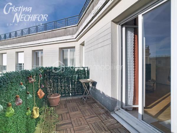 Situé dans le quartier recherché du Parc des Frênes à Montévrain, au sein d’une résidence récente (2008), calme, sécurisée et entourée d’espaces verts, découvrez ce bel appartement 3 pièces de 62 m², en excellent état, offrant luminosité, confort et sérénité.

Disposition et espaces :
• Entrée accueillante avec placard intégré,
• Séjour lumineux et convivial, profitant d’une exposition Sud et d’un accès à un balcon avec une vue dégagée ,
• Cuisine séparée avec la possibilité de l’ouvrir sur le séjour, aménagée et entièrement équipée (plaques, hotte, four, rangements), dans des tons modernes et élégants,
• Dégagement avec rangement, desservant la partie nuit,
• Deux chambres confortables, chacune dotée de placards intégrés,
• Salle de bains spacieuse et fonctionnelle,
• WC séparés.

Prestations et confort :
• Grande balcon, idéal pour vos repas en extérieur ou vos moments de détente,
• Exposition Sud, assurant une luminosité naturelle tout au long de la journée,
• Résidence récente et bien entretenue, avec digicode, interphone et gardien,
• Espaces verts paysagers, aire de jeux et local vélos/poussettes à disposition.

Annexes :
• Deux places de parking en sous-sol sécurisé,
• Une grande cave privative pour un rangement optimal.

Emplacement et transports :
• À proximité immédiate des commerces, écoles et services du centre de Montévrain,
• Bus à quelques pas, rejoignant la gare RER A de Val d’Europe en environ 10 minutes,
• En RER A : Paris Gare de Lyon en 35 min, La Défense en 50 min,
• Accès rapide à l’autoroute A4,
• Proche des centres commerciaux Val d’Europe, Clos du Chêne, La Vallée Village, ainsi que du Parc Disneyland Paris.


Cet appartement séduit par son cadre de vie verdoyant, son dégagement fonctionnel avec rangement, son balcon avec sa vue dégagée et ses prestations de qualité.
Un bien idéal pour un couple, une jeune famille ou un investisseur recherchant un lieu de vie paisible et pratique aux portes de Paris et du Val d’Europe.

👉 Un bien rare sur le secteur, à visiter sans tarder !