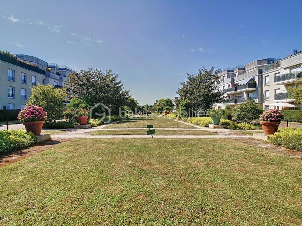 Situé dans le quartier recherché du Parc des Frênes à Montévrain, au sein d’une résidence récente (2008), calme, sécurisée et entourée d’espaces verts, découvrez ce bel appartement 3 pièces de 62 m², en excellent état, offrant luminosité, confort et sérénité.

Disposition et espaces :
• Entrée accueillante avec placard intégré,
• Séjour lumineux et convivial, profitant d’une exposition Sud et d’un accès à un balcon avec une vue dégagée ,
• Cuisine séparée avec la possibilité de l’ouvrir sur le séjour, aménagée et entièrement équipée (plaques, hotte, four, rangements), dans des tons modernes et élégants,
• Dégagement avec rangement, desservant la partie nuit,
• Deux chambres confortables, chacune dotée de placards intégrés,
• Salle de bains spacieuse et fonctionnelle,
• WC séparés.

Prestations et confort :
• Grande balcon, idéal pour vos repas en extérieur ou vos moments de détente,
• Exposition Sud, assurant une luminosité naturelle tout au long de la journée,
• Résidence récente et bien entretenue, avec digicode, interphone et gardien,
• Espaces verts paysagers, aire de jeux et local vélos/poussettes à disposition.

Annexes :
• Deux places de parking en sous-sol sécurisé,
• Une grande cave privative pour un rangement optimal.

Emplacement et transports :
• À proximité immédiate des commerces, écoles et services du centre de Montévrain,
• Bus à quelques pas, rejoignant la gare RER A de Val d’Europe en environ 10 minutes,
• En RER A : Paris Gare de Lyon en 35 min, La Défense en 50 min,
• Accès rapide à l’autoroute A4,
• Proche des centres commerciaux Val d’Europe, Clos du Chêne, La Vallée Village, ainsi que du Parc Disneyland Paris.


Cet appartement séduit par son cadre de vie verdoyant, son dégagement fonctionnel avec rangement, son balcon avec sa vue dégagée et ses prestations de qualité.
Un bien idéal pour un couple, une jeune famille ou un investisseur recherchant un lieu de vie paisible et pratique aux portes de Paris et du Val d’Europe.

👉 Un bien rare sur le secteur, à visiter sans tarder !