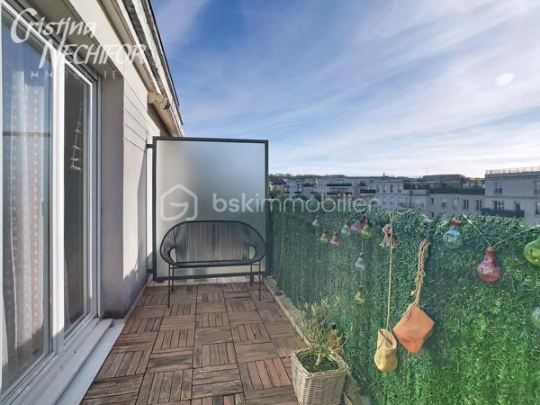 Situé dans le quartier recherché du Parc des Frênes à Montévrain, au sein d’une résidence récente (2008), calme, sécurisée et entourée d’espaces verts, découvrez ce bel appartement 3 pièces de 62 m², en excellent état, offrant luminosité, confort et sérénité.

Disposition et espaces :
• Entrée accueillante avec placard intégré,
• Séjour lumineux et convivial, profitant d’une exposition Sud et d’un accès à un balcon avec une vue dégagée ,
• Cuisine séparée avec la possibilité de l’ouvrir sur le séjour, aménagée et entièrement équipée (plaques, hotte, four, rangements), dans des tons modernes et élégants,
• Dégagement avec rangement, desservant la partie nuit,
• Deux chambres confortables, chacune dotée de placards intégrés,
• Salle de bains spacieuse et fonctionnelle,
• WC séparés.

Prestations et confort :
• Grande balcon, idéal pour vos repas en extérieur ou vos moments de détente,
• Exposition Sud, assurant une luminosité naturelle tout au long de la journée,
• Résidence récente et bien entretenue, avec digicode, interphone et gardien,
• Espaces verts paysagers, aire de jeux et local vélos/poussettes à disposition.

Annexes :
• Deux places de parking en sous-sol sécurisé,
• Une grande cave privative pour un rangement optimal.

Emplacement et transports :
• À proximité immédiate des commerces, écoles et services du centre de Montévrain,
• Bus à quelques pas, rejoignant la gare RER A de Val d’Europe en environ 10 minutes,
• En RER A : Paris Gare de Lyon en 35 min, La Défense en 50 min,
• Accès rapide à l’autoroute A4,
• Proche des centres commerciaux Val d’Europe, Clos du Chêne, La Vallée Village, ainsi que du Parc Disneyland Paris.


Cet appartement séduit par son cadre de vie verdoyant, son dégagement fonctionnel avec rangement, son balcon avec sa vue dégagée et ses prestations de qualité.
Un bien idéal pour un couple, une jeune famille ou un investisseur recherchant un lieu de vie paisible et pratique aux portes de Paris et du Val d’Europe.

👉 Un bien rare sur le secteur, à visiter sans tarder !