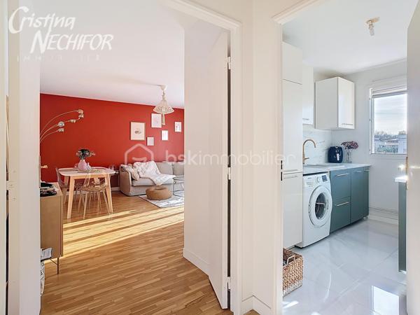 Situé dans le quartier recherché du Parc des Frênes à Montévrain, au sein d’une résidence récente (2008), calme, sécurisée et entourée d’espaces verts, découvrez ce bel appartement 3 pièces de 62 m², en excellent état, offrant luminosité, confort et sérénité.

Disposition et espaces :
• Entrée accueillante avec placard intégré,
• Séjour lumineux et convivial, profitant d’une exposition Sud et d’un accès à un balcon avec une vue dégagée ,
• Cuisine séparée avec la possibilité de l’ouvrir sur le séjour, aménagée et entièrement équipée (plaques, hotte, four, rangements), dans des tons modernes et élégants,
• Dégagement avec rangement, desservant la partie nuit,
• Deux chambres confortables, chacune dotée de placards intégrés,
• Salle de bains spacieuse et fonctionnelle,
• WC séparés.

Prestations et confort :
• Grande balcon, idéal pour vos repas en extérieur ou vos moments de détente,
• Exposition Sud, assurant une luminosité naturelle tout au long de la journée,
• Résidence récente et bien entretenue, avec digicode, interphone et gardien,
• Espaces verts paysagers, aire de jeux et local vélos/poussettes à disposition.

Annexes :
• Deux places de parking en sous-sol sécurisé,
• Une grande cave privative pour un rangement optimal.

Emplacement et transports :
• À proximité immédiate des commerces, écoles et services du centre de Montévrain,
• Bus à quelques pas, rejoignant la gare RER A de Val d’Europe en environ 10 minutes,
• En RER A : Paris Gare de Lyon en 35 min, La Défense en 50 min,
• Accès rapide à l’autoroute A4,
• Proche des centres commerciaux Val d’Europe, Clos du Chêne, La Vallée Village, ainsi que du Parc Disneyland Paris.


Cet appartement séduit par son cadre de vie verdoyant, son dégagement fonctionnel avec rangement, son balcon avec sa vue dégagée et ses prestations de qualité.
Un bien idéal pour un couple, une jeune famille ou un investisseur recherchant un lieu de vie paisible et pratique aux portes de Paris et du Val d’Europe.

👉 Un bien rare sur le secteur, à visiter sans tarder !