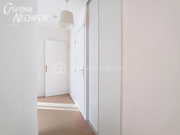 Situé dans le quartier recherché du Parc des Frênes à Montévrain, au sein d’une résidence récente (2008), calme, sécurisée et entourée d’espaces verts, découvrez ce bel appartement 3 pièces de 62 m², en excellent état, offrant luminosité, confort et sérénité.

Disposition et espaces :
• Entrée accueillante avec placard intégré,
• Séjour lumineux et convivial, profitant d’une exposition Sud et d’un accès à un balcon avec une vue dégagée ,
• Cuisine séparée avec la possibilité de l’ouvrir sur le séjour, aménagée et entièrement équipée (plaques, hotte, four, rangements), dans des tons modernes et élégants,
• Dégagement avec rangement, desservant la partie nuit,
• Deux chambres confortables, chacune dotée de placards intégrés,
• Salle de bains spacieuse et fonctionnelle,
• WC séparés.

Prestations et confort :
• Grande balcon, idéal pour vos repas en extérieur ou vos moments de détente,
• Exposition Sud, assurant une luminosité naturelle tout au long de la journée,
• Résidence récente et bien entretenue, avec digicode, interphone et gardien,
• Espaces verts paysagers, aire de jeux et local vélos/poussettes à disposition.

Annexes :
• Deux places de parking en sous-sol sécurisé,
• Une grande cave privative pour un rangement optimal.

Emplacement et transports :
• À proximité immédiate des commerces, écoles et services du centre de Montévrain,
• Bus à quelques pas, rejoignant la gare RER A de Val d’Europe en environ 10 minutes,
• En RER A : Paris Gare de Lyon en 35 min, La Défense en 50 min,
• Accès rapide à l’autoroute A4,
• Proche des centres commerciaux Val d’Europe, Clos du Chêne, La Vallée Village, ainsi que du Parc Disneyland Paris.


Cet appartement séduit par son cadre de vie verdoyant, son dégagement fonctionnel avec rangement, son balcon avec sa vue dégagée et ses prestations de qualité.
Un bien idéal pour un couple, une jeune famille ou un investisseur recherchant un lieu de vie paisible et pratique aux portes de Paris et du Val d’Europe.

👉 Un bien rare sur le secteur, à visiter sans tarder !