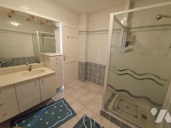 Centre-ville de Granville vue Mer et exposé plein sud venez découvrir cette maison d'habitation...