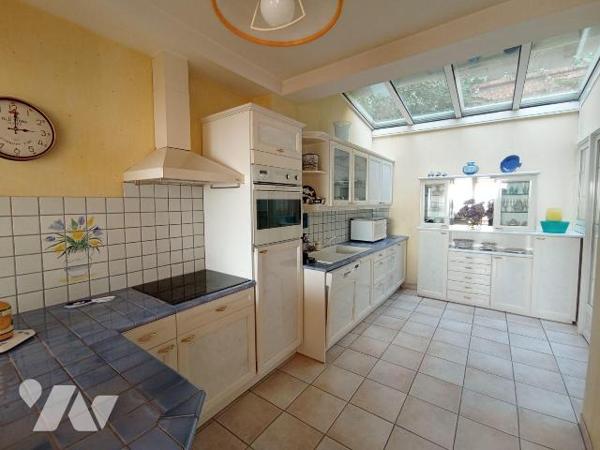 Centre-ville de Granville vue Mer et exposé plein sud venez découvrir cette maison d'habitation...