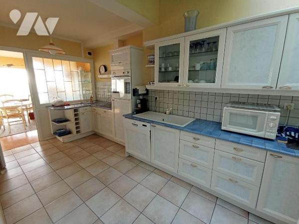 Centre-ville de Granville vue Mer et exposé plein sud venez découvrir cette maison d'habitation...