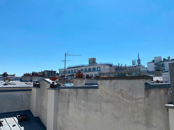 Studio au dernier étage avec ascenseur à Paris - Rare sur le marché !