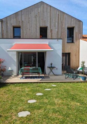 Maison récente T5 avec jardin, terrasse, double garage et DPE A