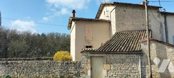 MELLE CENTRE. Ideal 1er achat ou investissement locatif. Maison de bourg de 76m² hab à rénover ...