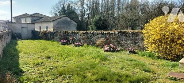 MELLE CENTRE. Ideal 1er achat ou investissement locatif. Maison de bourg de 76m² hab à rénover ...