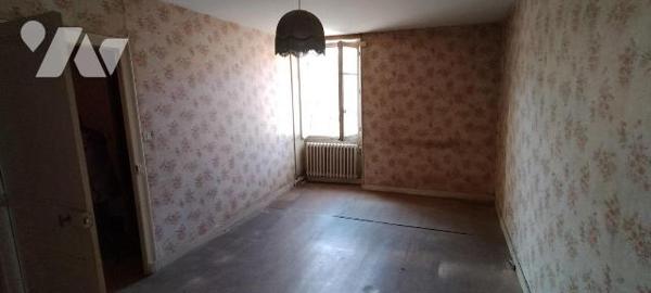 MELLE CENTRE. Ideal 1er achat ou investissement locatif. Maison de bourg de 76m² hab à rénover ...