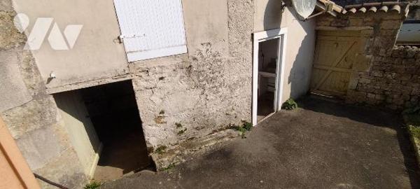 MELLE CENTRE. Ideal 1er achat ou investissement locatif. Maison de bourg de 76m² hab à rénover ...