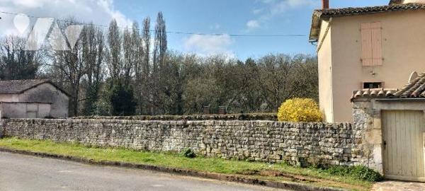 MELLE CENTRE. Ideal 1er achat ou investissement locatif. Maison de bourg de 76m² hab à rénover ...