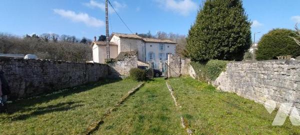 MELLE CENTRE. Ideal 1er achat ou investissement locatif. Maison de bourg de 76m² hab à rénover ...