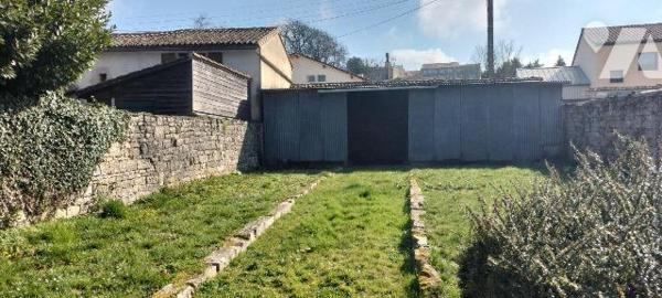 MELLE CENTRE. Ideal 1er achat ou investissement locatif. Maison de bourg de 76m² hab à rénover ...