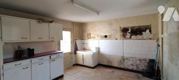 MELLE CENTRE. Ideal 1er achat ou investissement locatif. Maison de bourg de 76m² hab à rénover ...