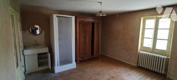 MELLE CENTRE. Ideal 1er achat ou investissement locatif. Maison de bourg de 76m² hab à rénover ...