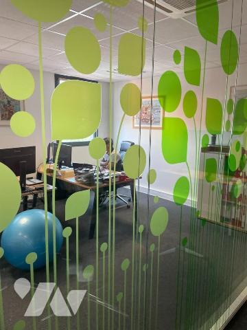 A l'état neuf, un plateau de bureaux