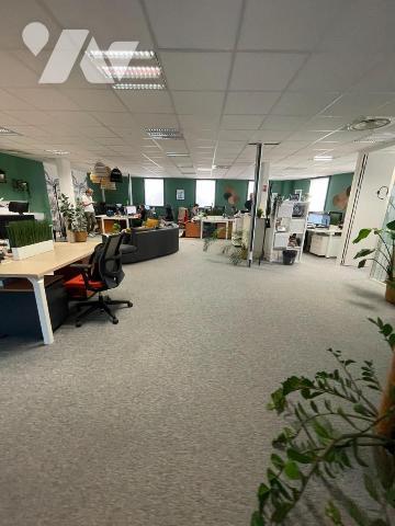 A l'état neuf, un plateau de bureaux