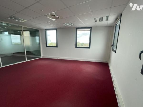 A l'état neuf, un plateau de bureaux
