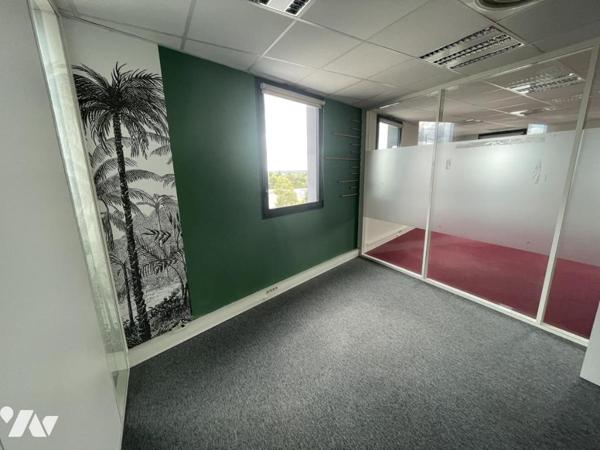 A l'état neuf, un plateau de bureaux
