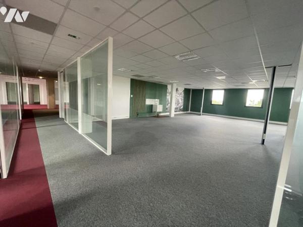 A l'état neuf, un plateau de bureaux
