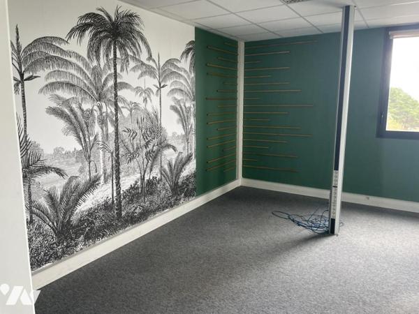 A l'état neuf, un plateau de bureaux