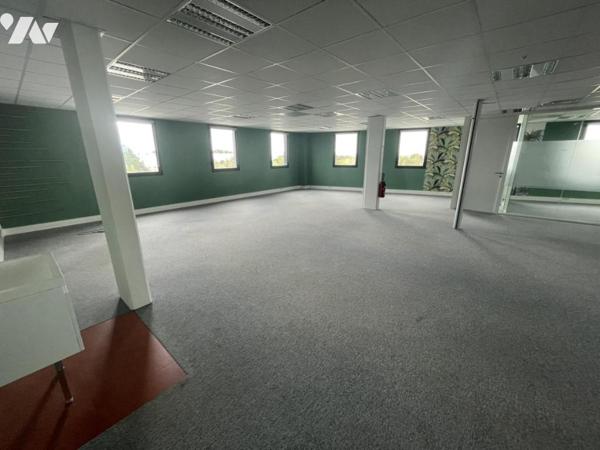 A l'état neuf, un plateau de bureaux