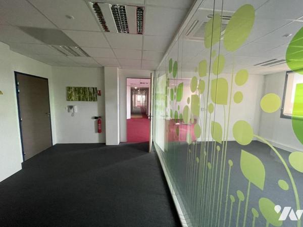A l'état neuf, un plateau de bureaux