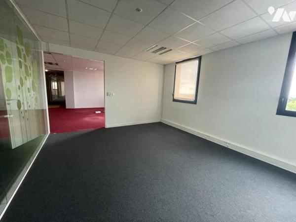 A l'état neuf, un plateau de bureaux
