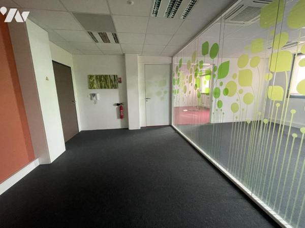 A l'état neuf, un plateau de bureaux