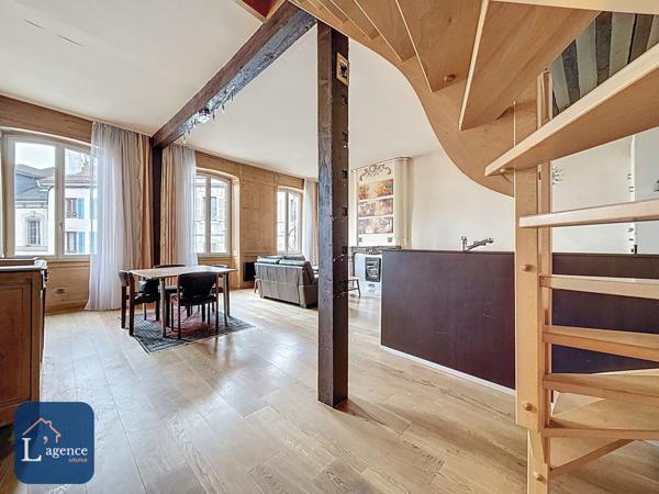 Appartement T7 atypique 192 m² – Dernier étage – Résidence de caractère XVIIᵉ siècle – Vue Alpes – Cheminée – Grands volumes – Centre-ville – Gex 01170