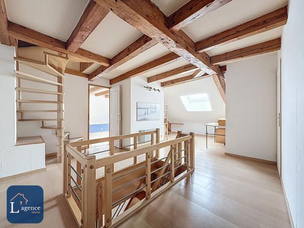 Appartement T7 atypique 192 m² – Dernier étage – Résidence de caractère XVIIᵉ siècle – Vue Alpes – Cheminée – Grands volumes – Centre-ville – Gex 01170