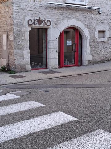 Fonds et/ou murs commerciaux à louer à Tossiat dans l'Ain (01250), ref : 01083-L141