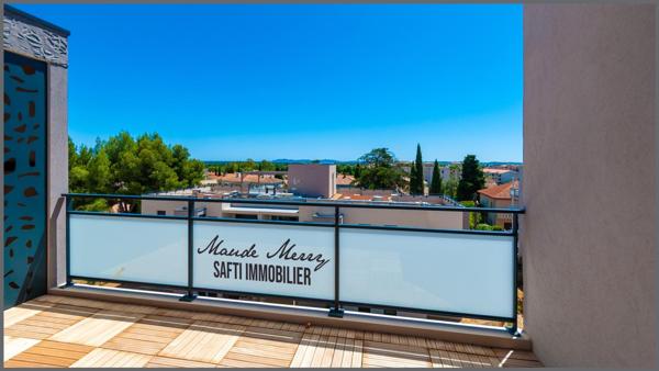 Appartement NEUF type T3 - terrasse avec vue mer et dégagée - dernier étage avec ascenceur - 2 places de parking au sous-sol sécurisé - toutes commodités du centre ville d'Hyères à pied - quartier de standing et très calme