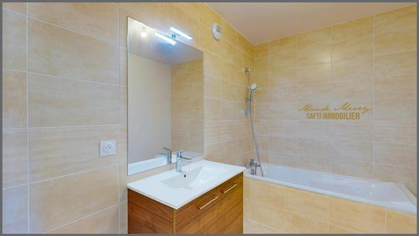 Appartement NEUF type T3 - terrasse avec vue mer et dégagée - dernier étage avec ascenceur - 2 places de parking au sous-sol sécurisé - toutes commodités du centre ville d'Hyères à pied - quartier de standing et très calme