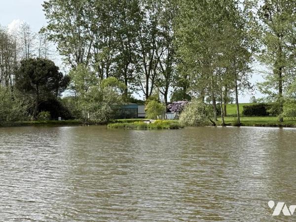 Terrain de loisir aménagé avec étang