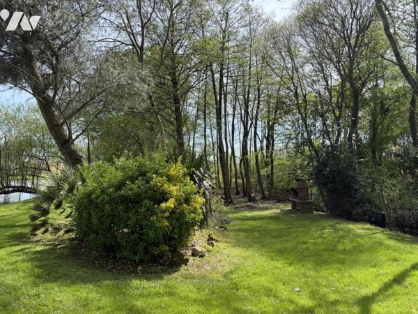 Terrain de loisir aménagé avec étang