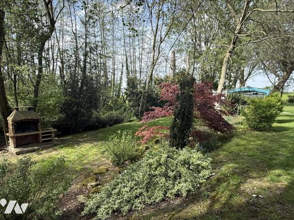 Terrain de loisir aménagé avec étang