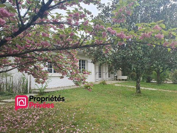 Maison de plain-pied de 120m² - 3 chambres - Garage - Dépendances - Terrain arboré de 2070m²