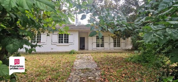 Maison de plain-pied de 120m² - 3 chambres - Garage - Dépendances - Terrain arboré de 2070m²