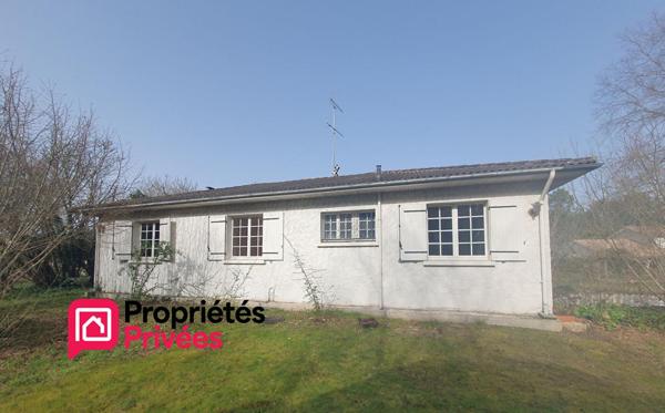 Maison de plain-pied de 120m² - 3 chambres - Garage - Dépendances - Terrain arboré de 2070m²