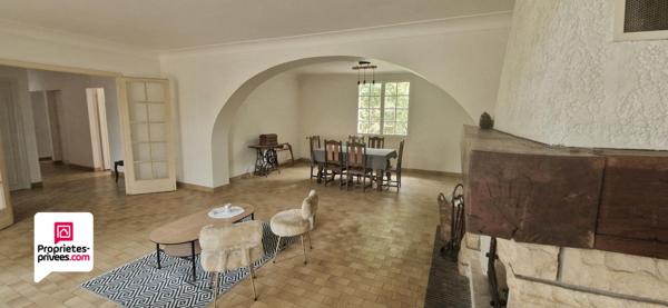 Maison de plain-pied de 120m² - 3 chambres - Garage - Dépendances - Terrain arboré de 2070m²