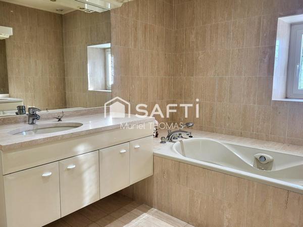 5 Chambres dont une au rez-de-chaussée. PROCHE MORESTEL