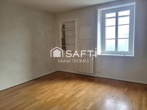 5 Chambres dont une au rez-de-chaussée. PROCHE MORESTEL