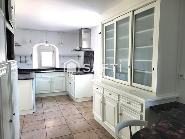 5 Chambres dont une au rez-de-chaussée. PROCHE MORESTEL