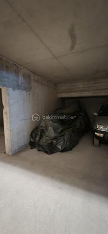 🚗🏔️ EMPLACEMENT DE STATIONNEMENT COUVERT – LE SEIGNUS D'ALLOS

✨ LA SOLUTION IDÉALE POUR STATIONNER EN TOUTE SÉRÉNITÉ

À Allos, dans la station de sports d'hiver et d'été du Seignus, découvrez cet emplacement de stationnement couvert et privatif d'environ 12 m², situé au sein des garages sécurisés d'une résidence, à proximité immédiate du centre de la station.

Un véritable atout pour profiter pleinement de vos séjours à la montagne, en toute saison, tout en mettant votre véhicule à l'abri des intempéries. ❄️☀️

📍 EMPLACEMENT PRIVILÉGIÉ

⛷️ À quelques pas des pistes de ski et des remontées mécaniques.

🚵‍♂️ Proche des départs des parcours VTT et des sentiers de randonnée.

🏡 À proximité immédiate du centre de la station, de ses commerces, restaurants et animations.

🚗 CARACTÉRISTIQUES
Surface : environ 12 m²
✔️ Emplacement couvert
✔️ Privatif
✔️ Situé dans les garages d'une résidence
✔️ Accès facile et sécurisé
⭐ LES ATOUTS

🚗 Votre véhicule est protégé des intempéries été comme hiver.

❄️ Plus besoin de déneiger ou de chercher une place en période de forte affluence.

🏔️ Idéal pour les propriétaires d'un appartement à proximité ou comme investissement complémentaire.

📞 N'hésitez pas à me contacter pour plus d'informations ou pour organiser une visite.

🏔️ Le Val d'Allos, bien plus qu'une destination… un art de vivre au cœur des Alpes.