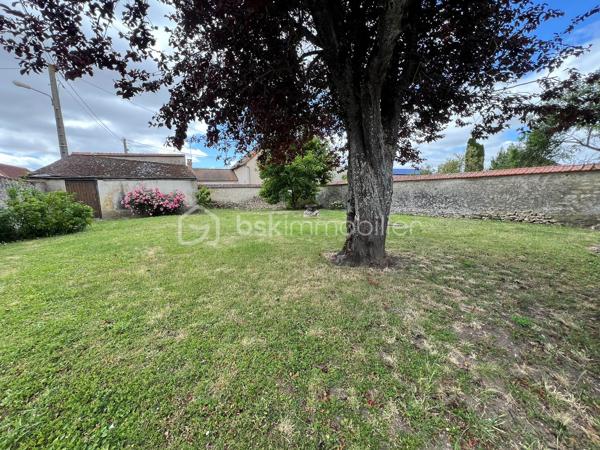 Pussay, ville avec commerces, médecins, écoles.
Cette charmante maison familiale et conviviale de 160 m² vous propose une entrée, un séjour lumineux avec cheminée, cuisine ouverte, un coin bureau pouvant être transformé en chambre, buanderie et 1 WC. A l'étage on découvre 3 chambres, une salle de bain avec WC et pour finir vous pourrez profiter d'une spacieuse chambre de plus de 45m² au dernier étage. La maison offre egalement une superbe cave voutrée, un grand garage et un beau jardin de 503m² clos de mur et arboré.

Le bien dispose d'un système de chauffage individuel électrique et un vitrage double, coup de cœur ! Contactez ALEXANDRE CARDONNEL pour plus d’informations.